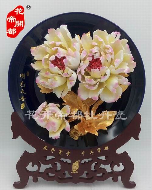 今年看不了牡丹花沒關(guān)系，買件牡丹瓷就可以啦
